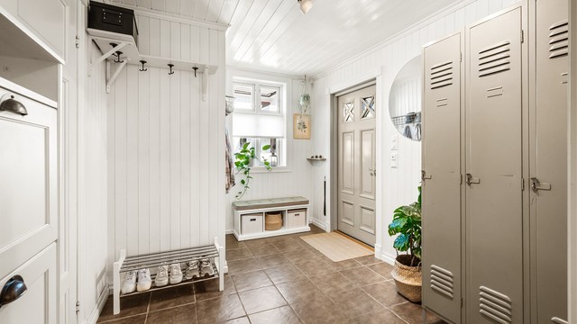 Innbydende entré med flislagt gulv og gulvvarme.