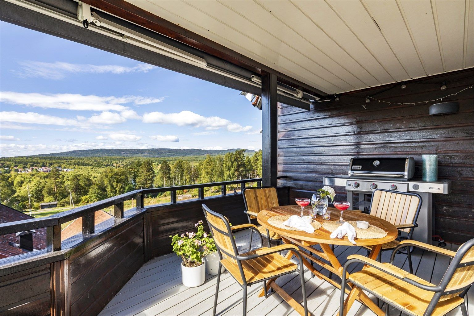 Terrasse med utgang fra kjøkkenet hvor man kan nyte utsikten