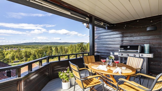Terrasse med utgang fra kjøkkenet hvor man kan nyte utsikten