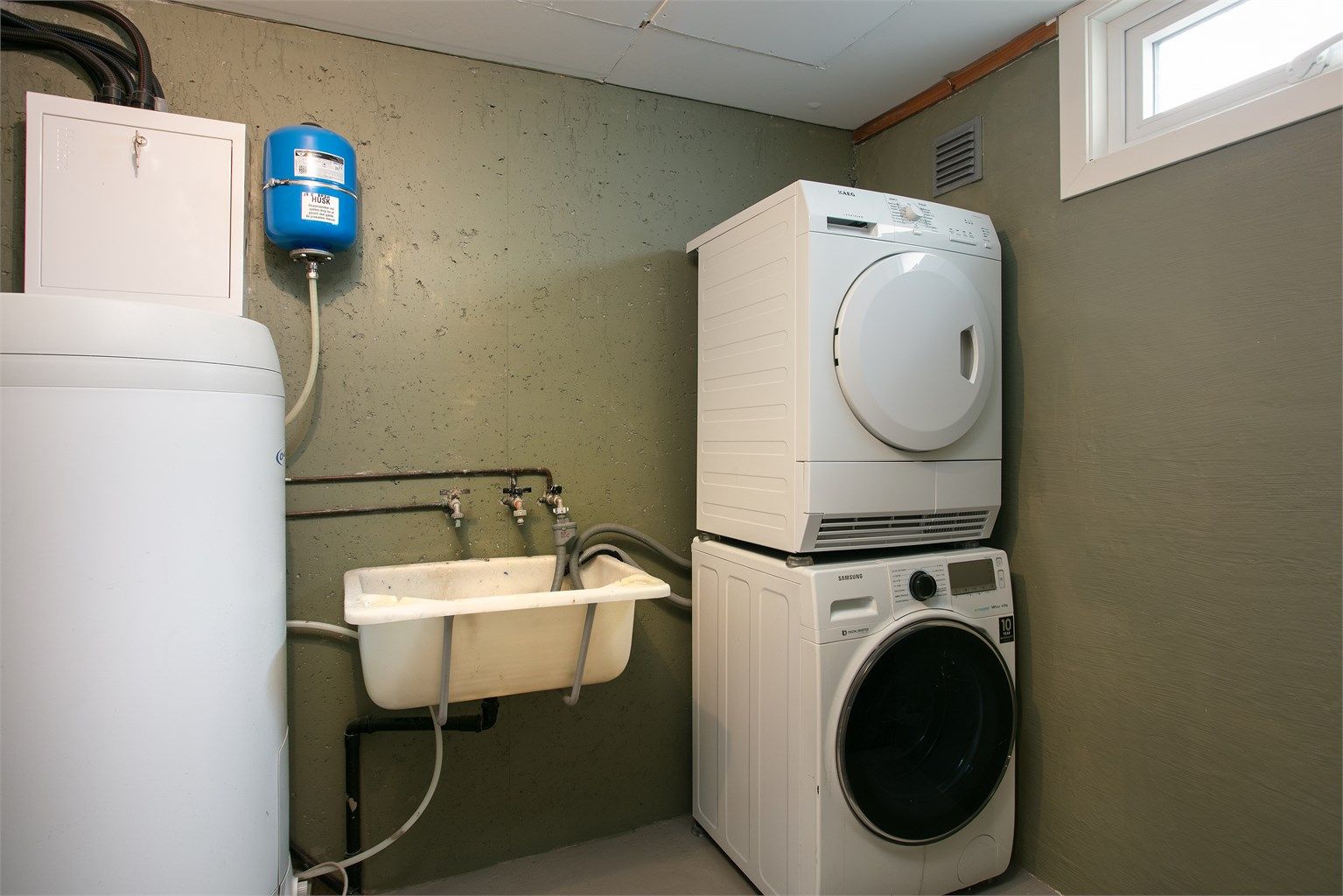 Separat vaskerom med opplegg for vaskemaskin og tørketrommel.  