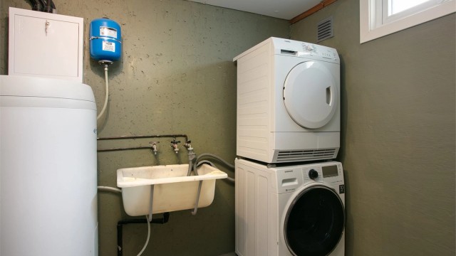 Separat vaskerom med opplegg for vaskemaskin og tørketrommel.