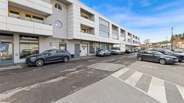 Bygget er fra 2001. Det medfølger en stor garasjeplass med mulighet for elbillader.