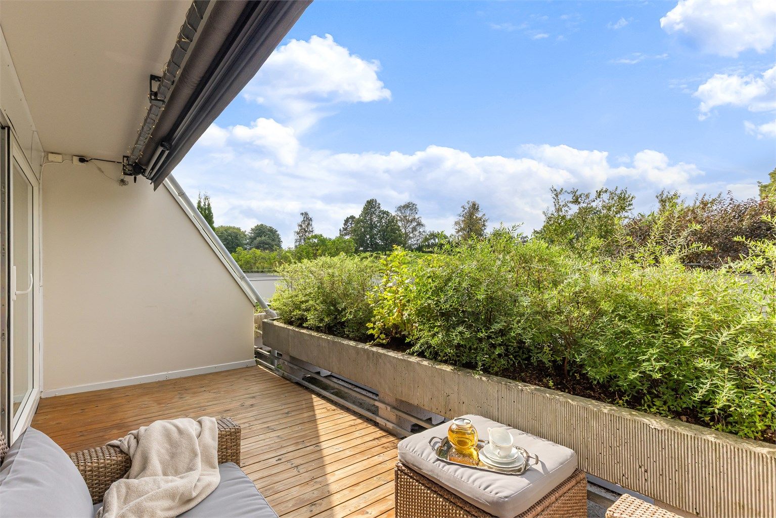 Velkommen til Grefsenkollveien 12C, en arealsmart 2-roms med stor terrasse og parkeringsplass med lader