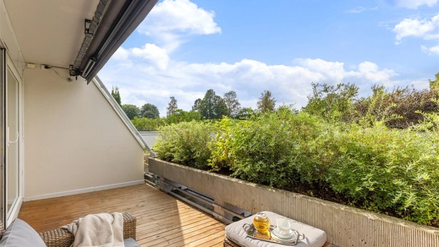 Velkommen til Grefsenkollveien 12C, en arealsmart 2-roms med stor terrasse og parkeringsplass med lader