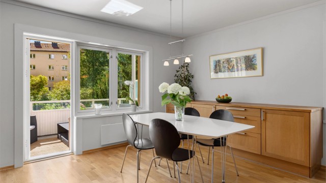 Fin plass til spisebord ved kjøkkenet