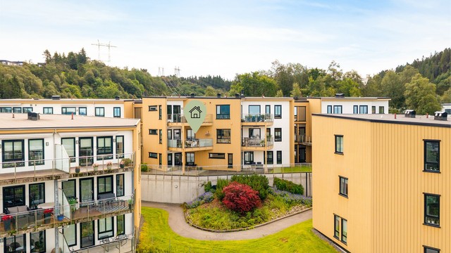 Boligsameiet har en fin beliggenhet med grønne omgivelser. Her er det gartnertjeneste som tar seg av felles grøntområder.