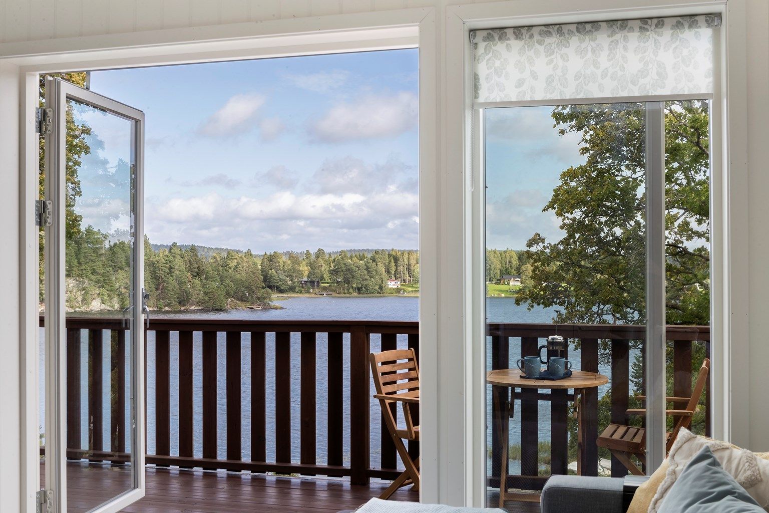 Fra stuen er det utgang til terrasse 1 og 2