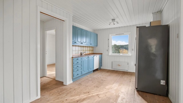Eldre kjøkkeninnredning med profilerte fronter. Oppvaskmaskin medfølger.