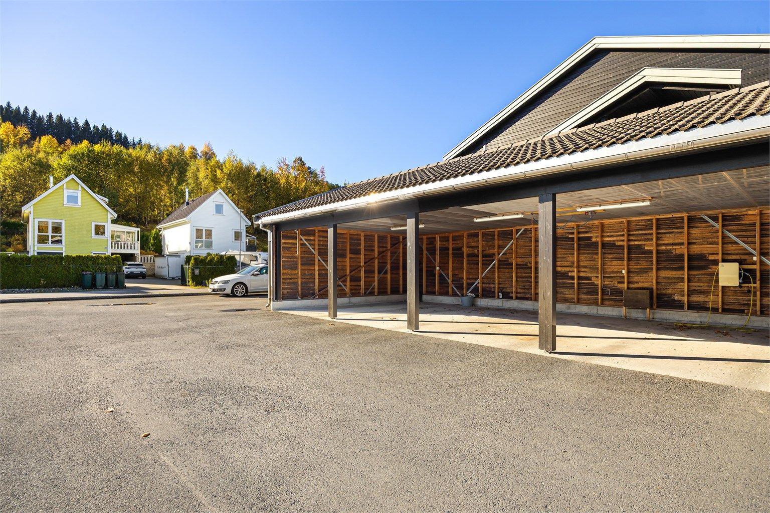 Det medfølger én parkeringsplass i felles carportanlegg. Sameiet har i tillegg gjesteparkeringsplasser på fellesareal.