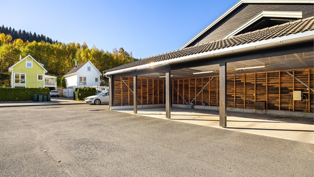 Det medfølger én parkeringsplass i felles carportanlegg. Sameiet har i tillegg gjesteparkeringsplasser på fellesareal.