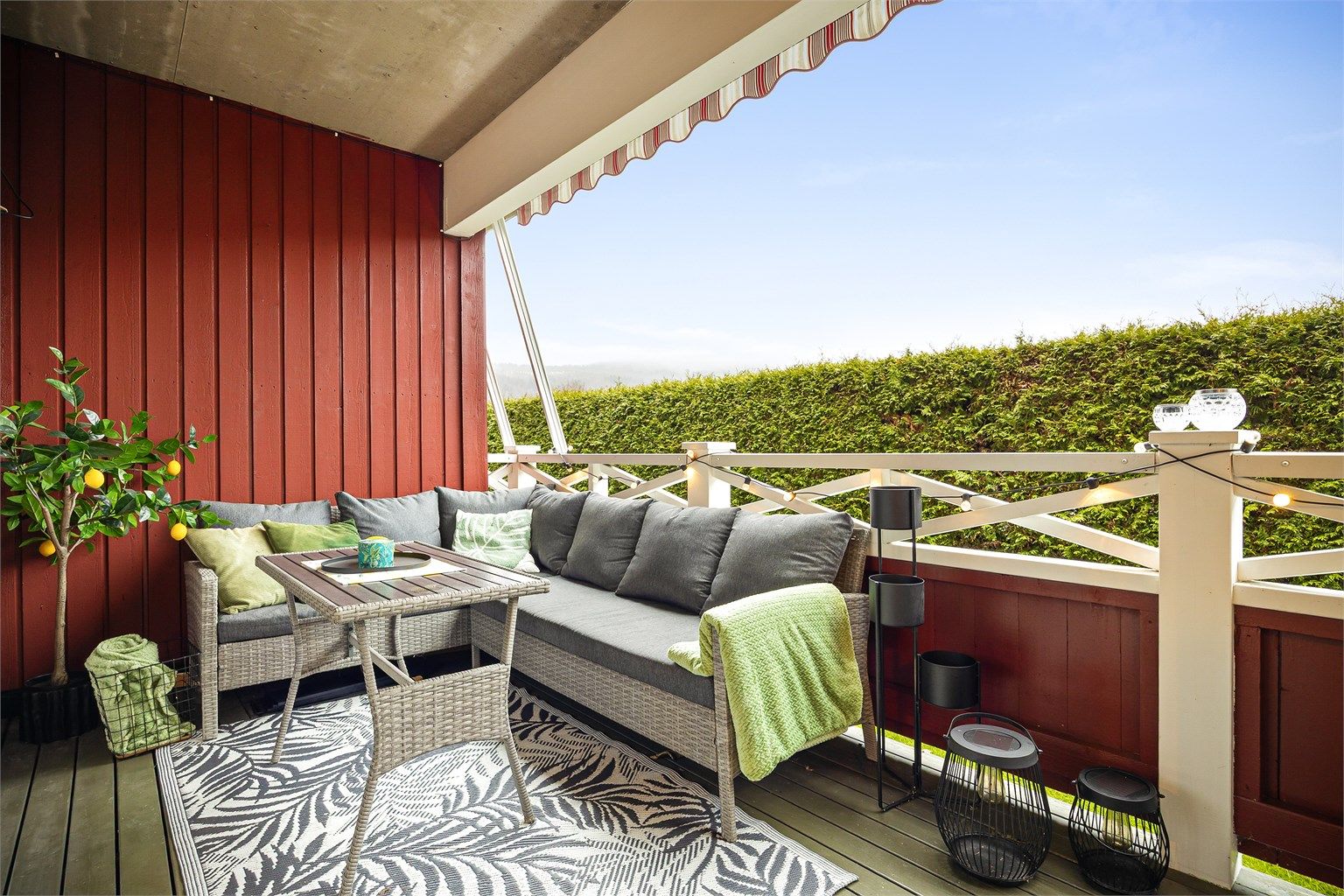 Utgang fra stue til syd-vest vendt veranda på 11 kvm. Foto: Stine Prøitz Jørgensen