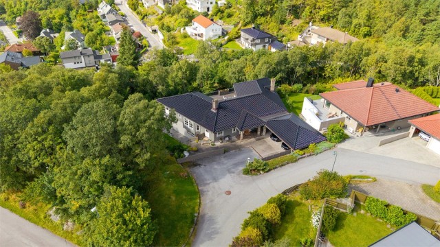 Fasade, innkjørsel og beliggenhet