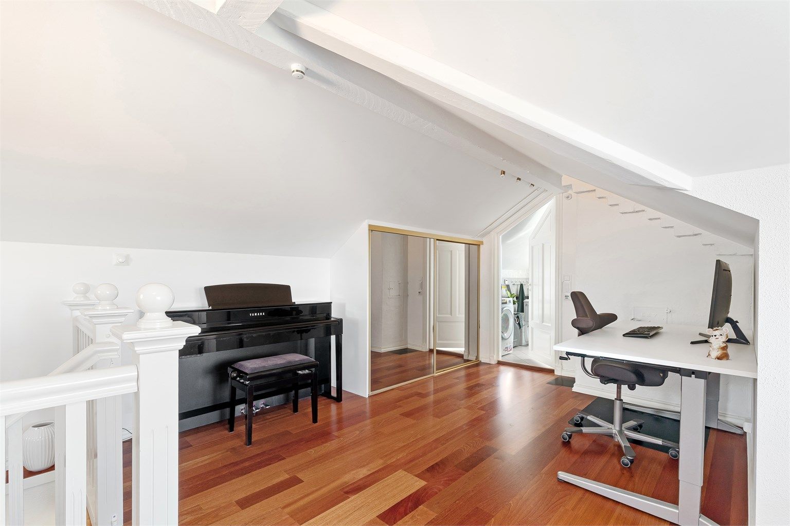 Loftstuen gir fleksible innredningsmuligheter for arbeidsplass og opphold.