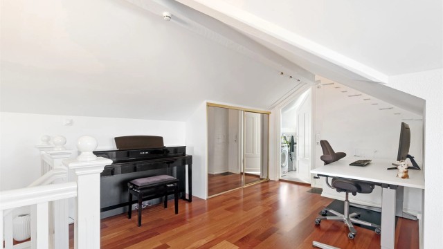 Loftstuen gir fleksible innredningsmuligheter for arbeidsplass og opphold.