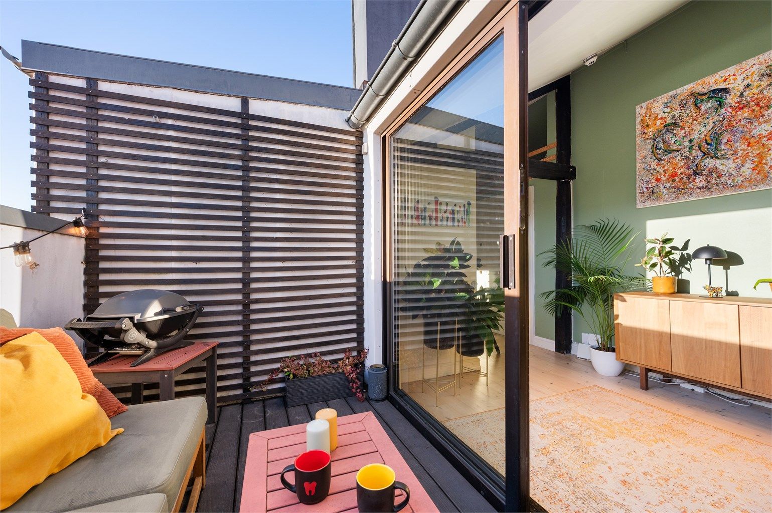  Her er det plass til både utemøbler og grill, noe som gjør terrassen til en naturlig forlengelse av stuen.