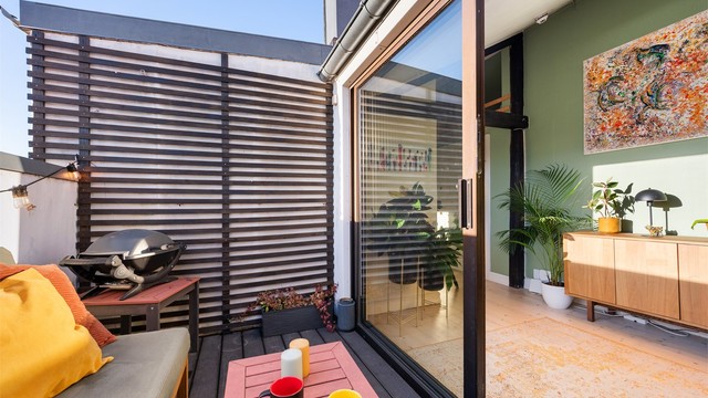 Her er det plass til både utemøbler og grill, noe som gjør terrassen til en naturlig forlengelse av stuen.