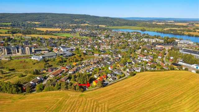 Det er kort vei til både idrettsanlegg og marka, med flotte turmuligheter. Sørumsand stasjon ligger kun 8 - 10 minutters gange unna.