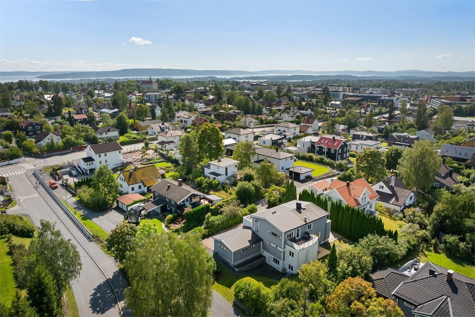 Perfekt plassert på solrik høyde i et av Bekkestuas mest attraktive boligstrøk