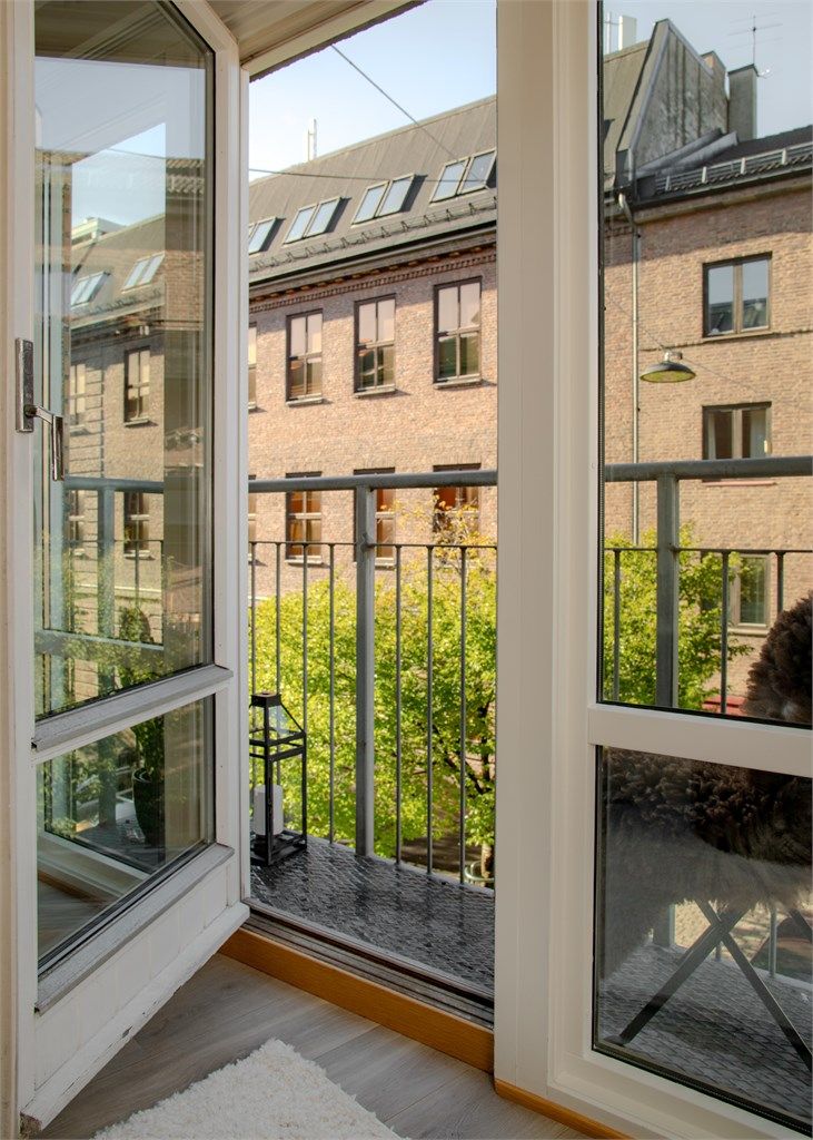 Balkongen byr på frisk luft og fint utsyn til hyggelige, urbane omgivelser.