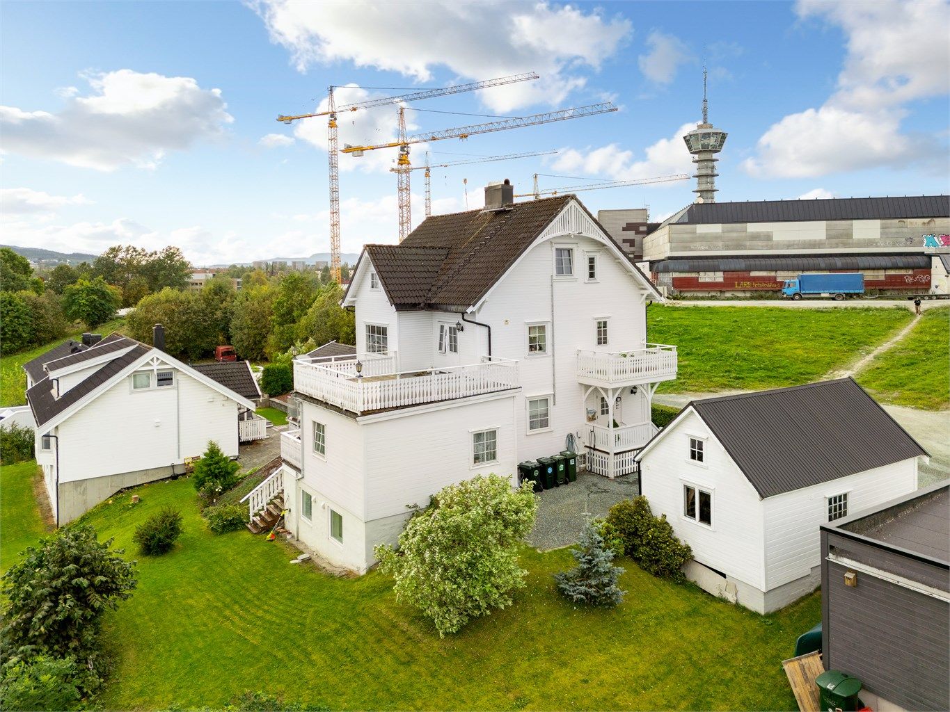 Eiendommen ligger på Tyholt, ca. 2,9 kilometer sørøst for Trondheim sentrum.