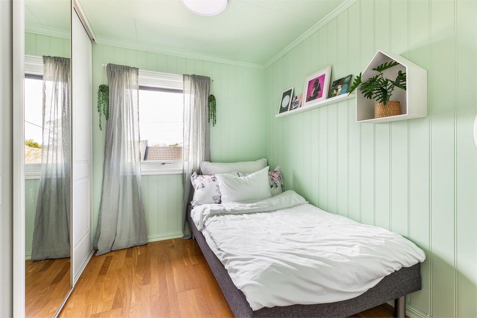 Soverom II er på ca. 8 kvm. og innredet med skyvedørsgarderobe.