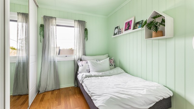 Soverom II er på ca. 8 kvm. og innredet med skyvedørsgarderobe.