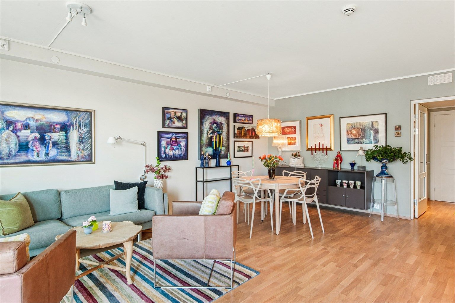 Stue med plass til spise- og sofagruppe. 