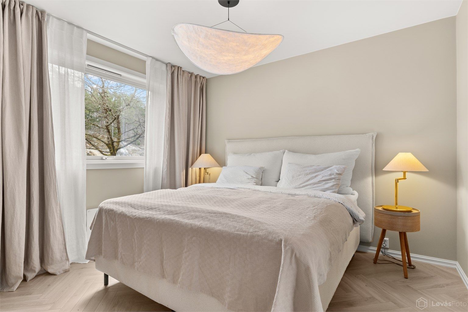 Soverom 1 med 1-stavs fiskebensparkett