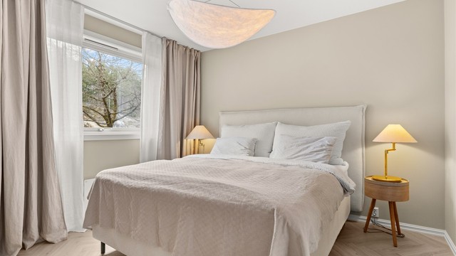 Soverom 1 med 1-stavs fiskebensparkett