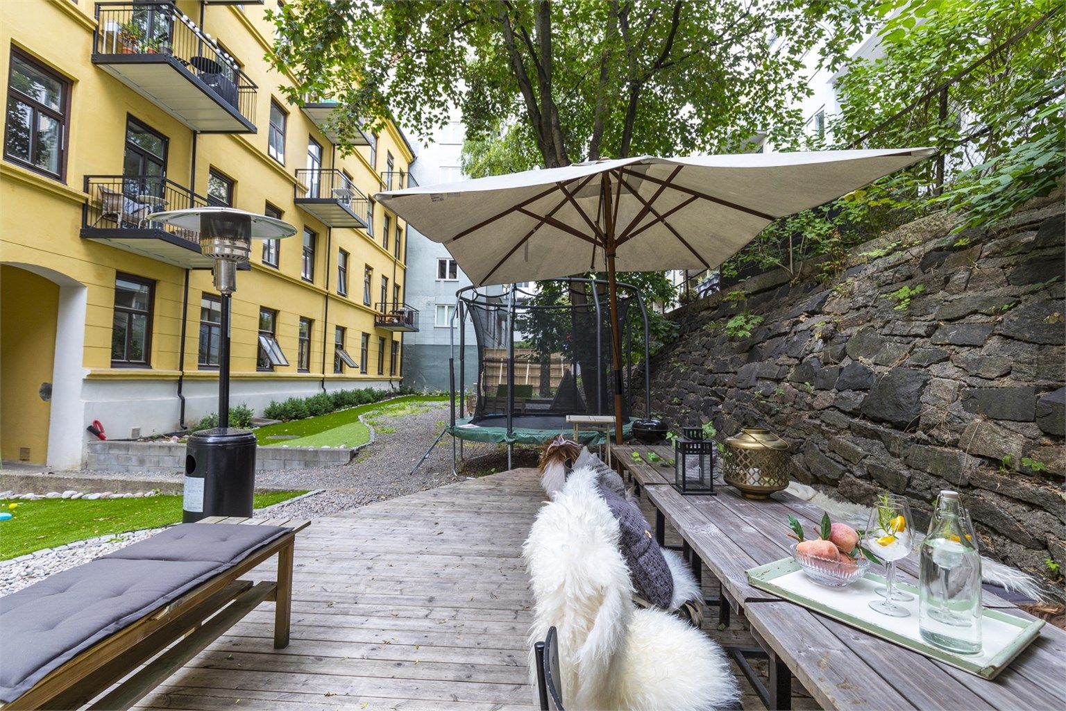 Borettslaget er kjent for sitt gode miljø med hyggelige naboer, og ikke minst en nydelig, velholdt bakgård som gir et grønt og fredelig pusterom midt i byen.