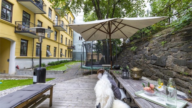 Borettslaget er kjent for sitt gode miljø med hyggelige naboer, og ikke minst en nydelig, velholdt bakgård som gir et grønt og fredelig pusterom midt i byen.