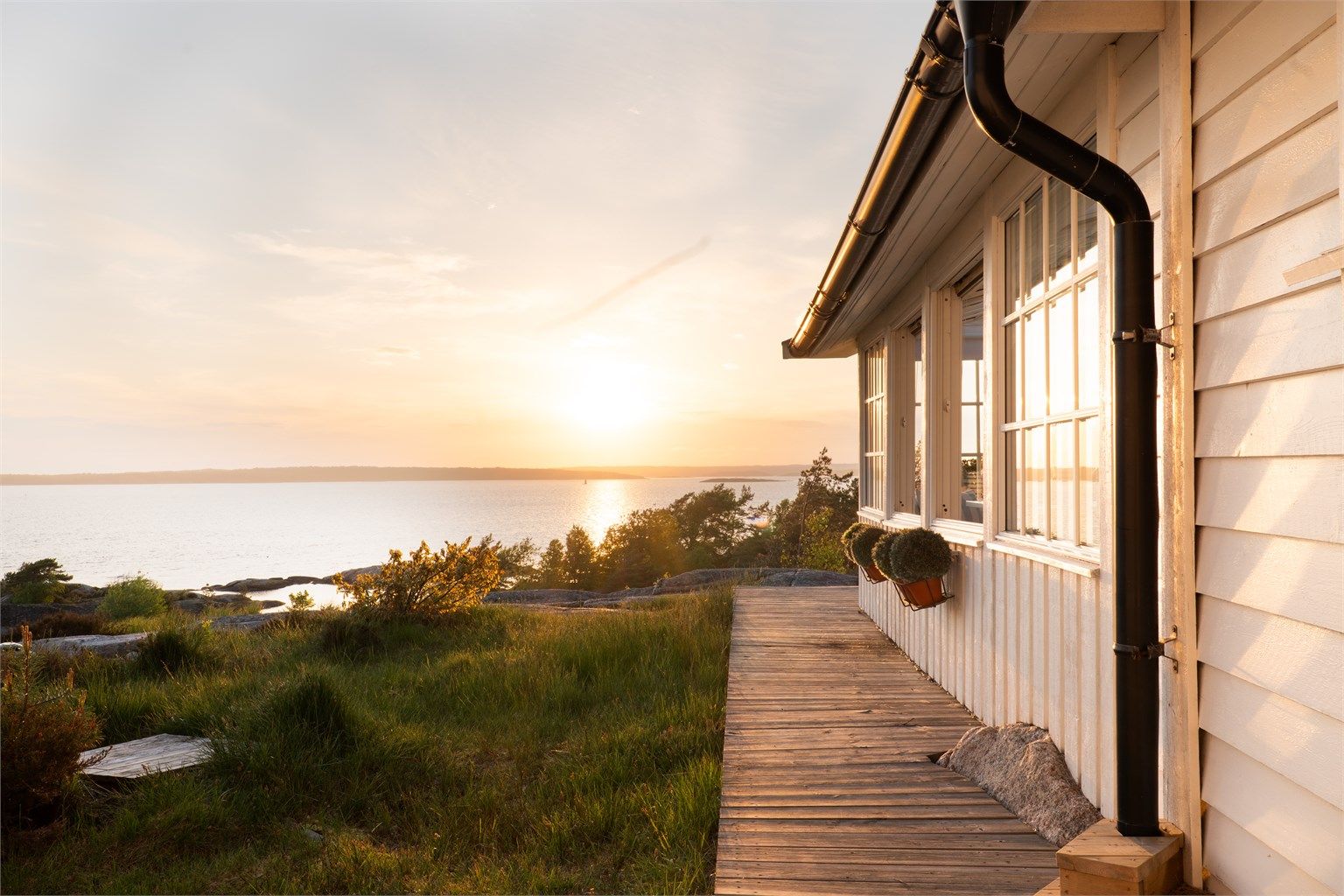 Fra hyttas eleverte beliggenhet sees et nydelig skue over kystlandskapet i sør og vest. Fotograf; Kristoffer Kristiansen.
