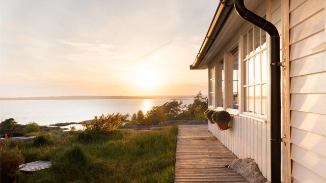 Fra hyttas eleverte beliggenhet sees et nydelig skue over kystlandskapet i sør og vest. Fotograf; Kristoffer Kristiansen.