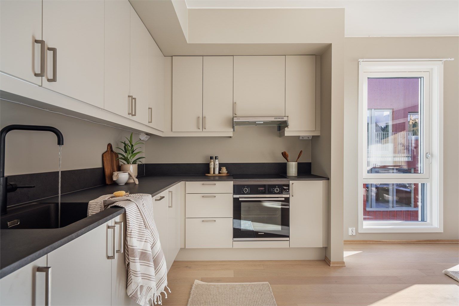 Arbeids- og avlastningsflater på begge sider av både vask og kokesone gjør kjøkkenet effektivt og praktisk å benytte i det daglige.