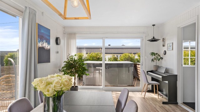 Store vindusflater som gir godt med dagslys inn i boligen