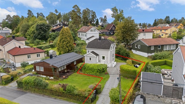 Rød strek viser ca. tomtegrense og er kun ment som illustrasjon. Avvik fra faktisk tomtegrense kan forekomme.