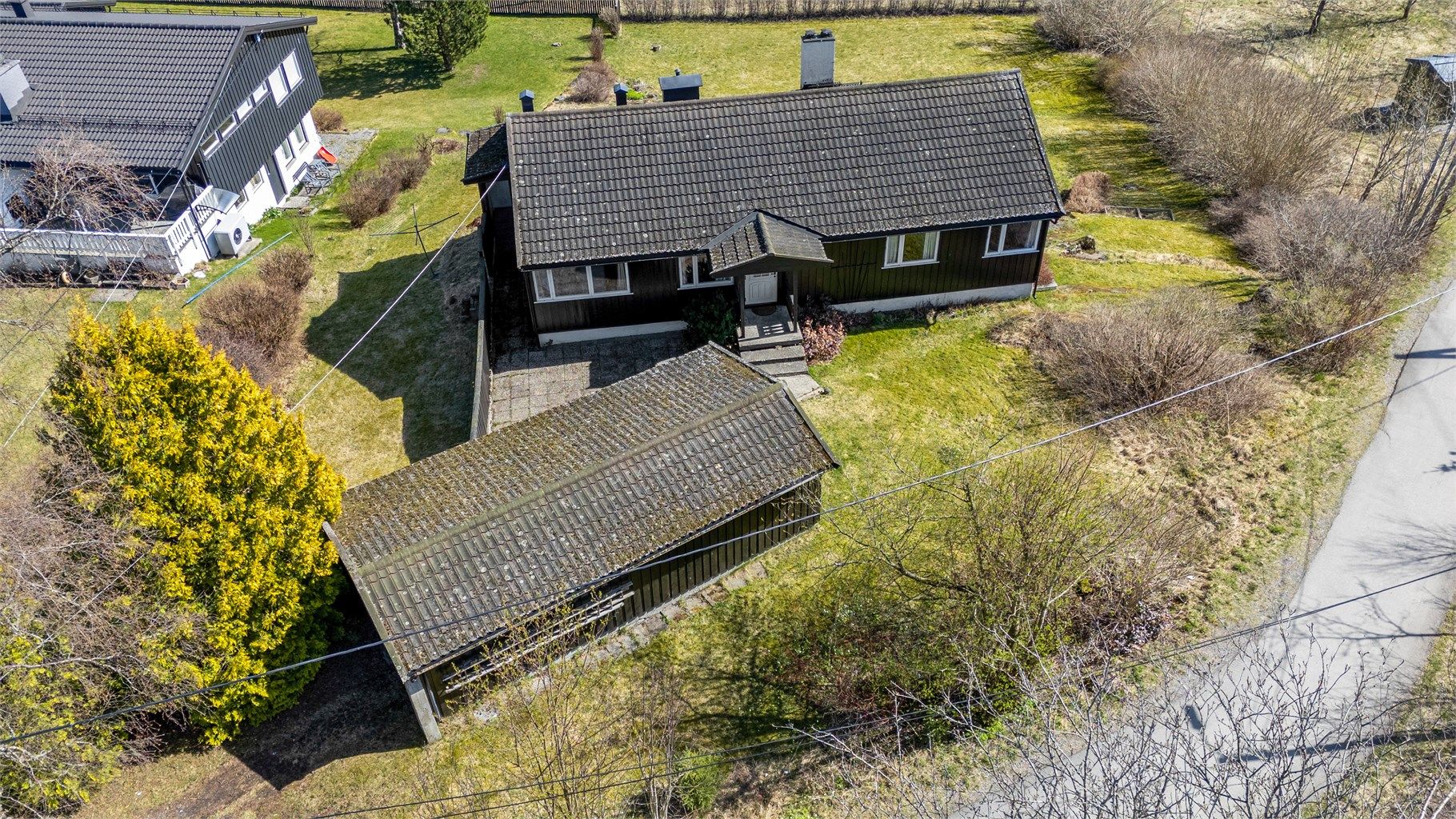 Dette er en enebolig på Skedsmokorset med 1,5 måls tomt