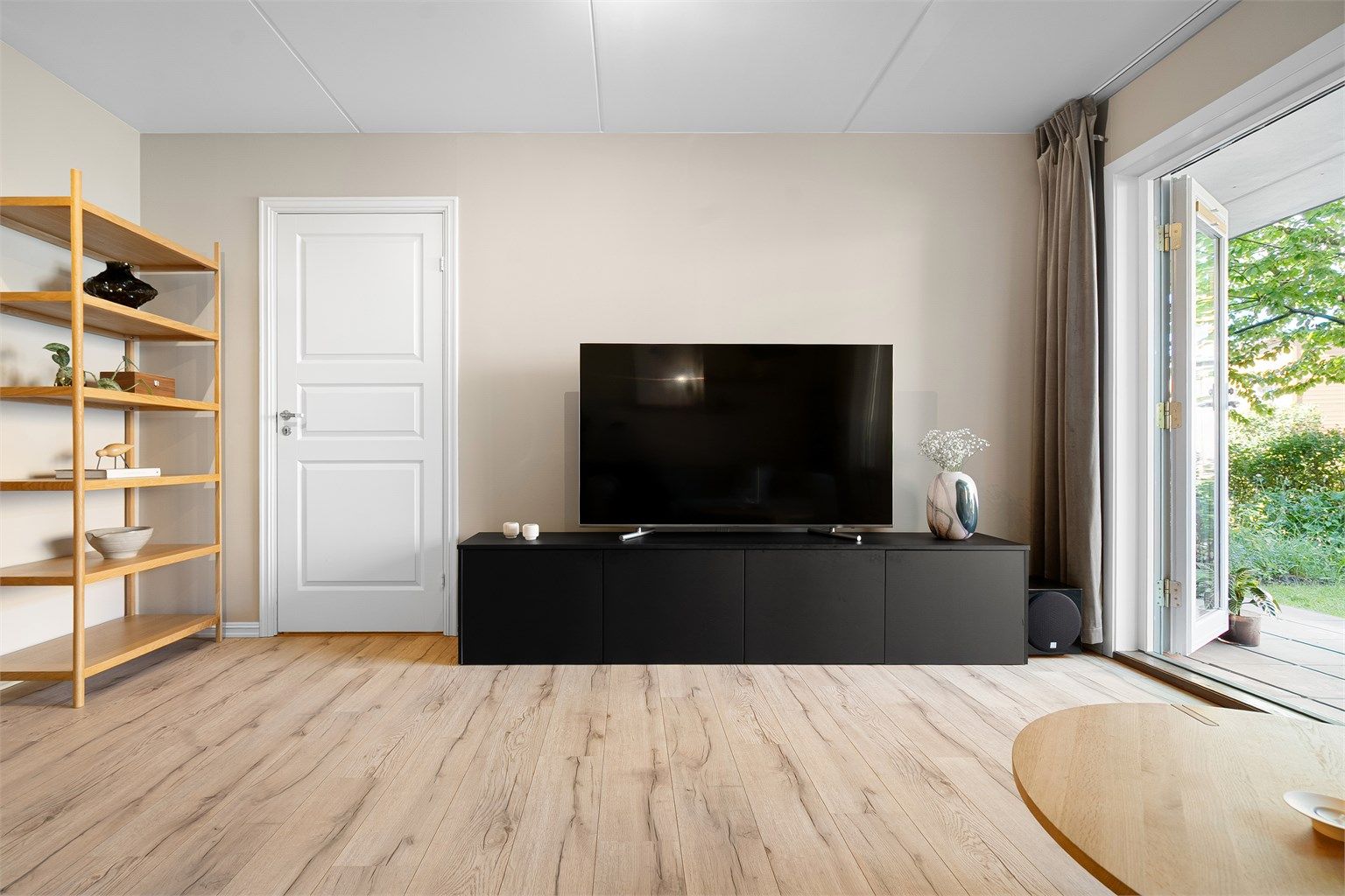 God plass til tv-benk i tilknytning til sofagruppen. 