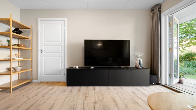God plass til tv-benk i tilknytning til sofagruppen.