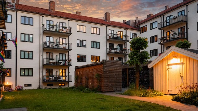 Toetasjers sykkelskur i bakgården, samt innendørs fellesbod for lagring av sykler. Felles verkstedbod er også tilgjengelig for beboerne.