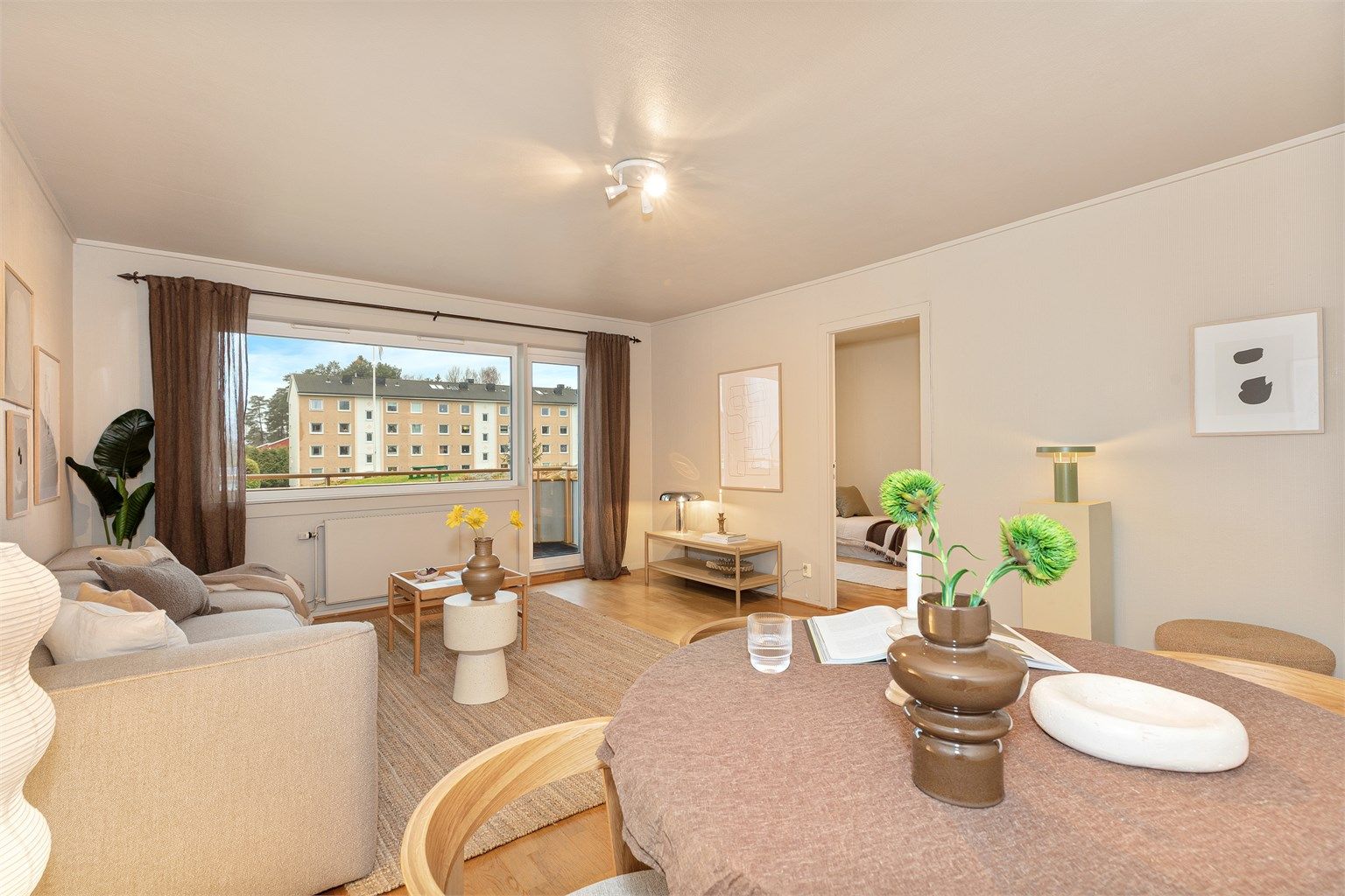 Leiligheten har en romslig stue, med plass til både salong og spisestue.