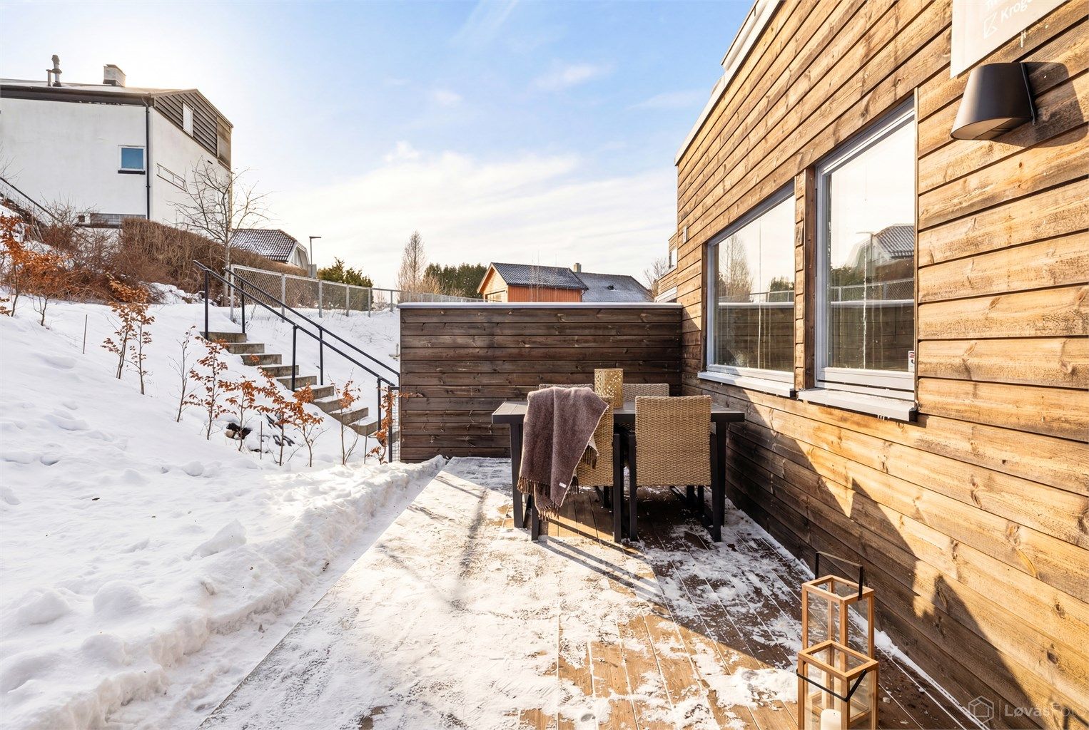 Terrassen er belagt med terrassebord og har god plass til utemøbler.