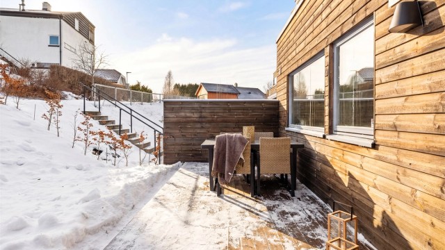 Terrassen er belagt med terrassebord og har god plass til utemøbler.