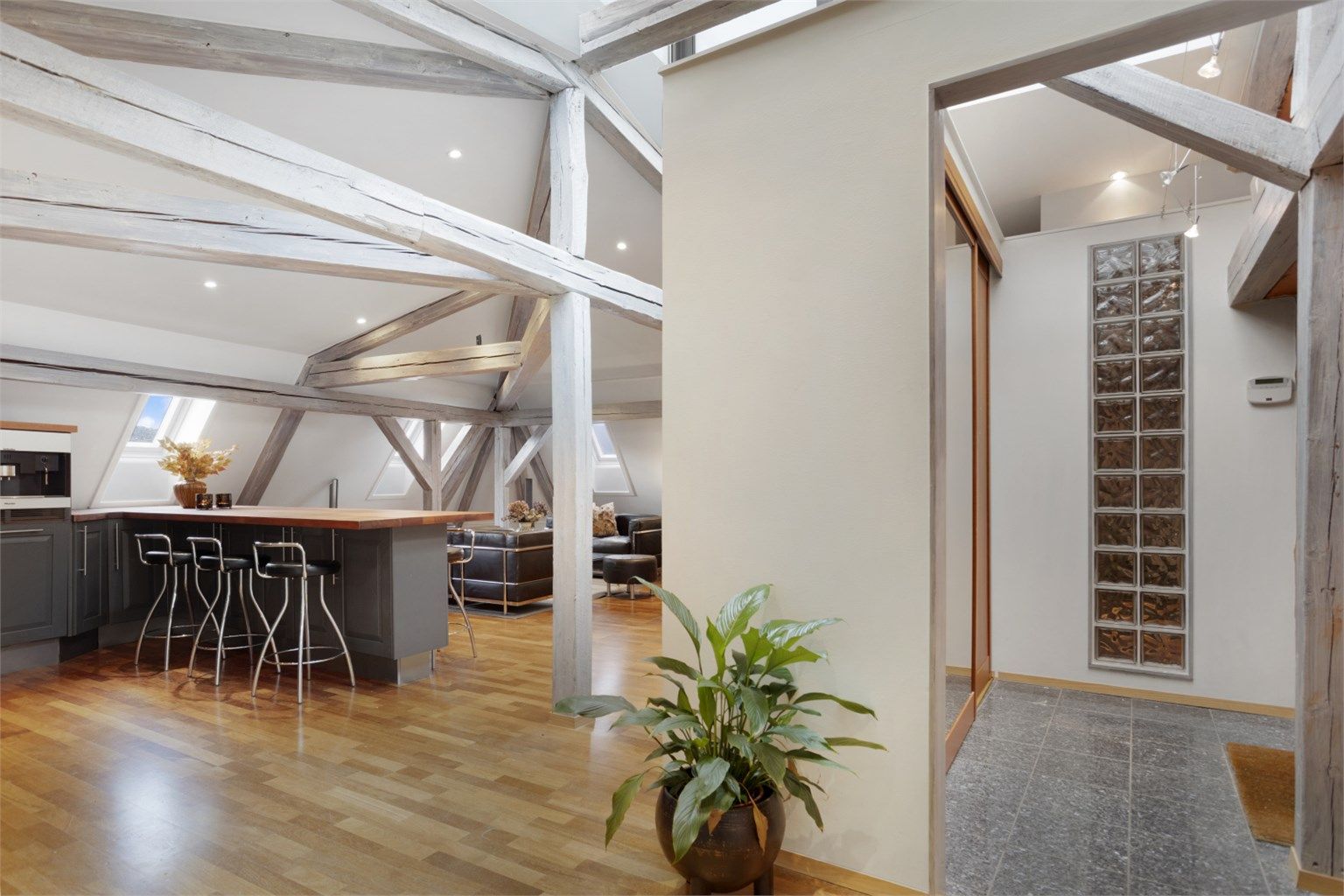 Velkommen inn! Leiligheten har praktisk adkomst direkte fra heis og to trappeganger. Heisen er fellesareal i følge seksjoneringstegninger. 
