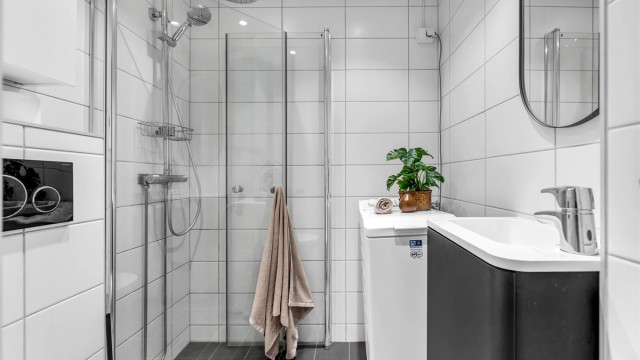 Pent flislagt bad fra 2014 som i etterkant har blitt modernisert med nye fliser på gulv i 2021.