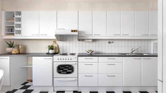 Praktisk kjøkken med god skap- og benkeplass, samt opplegg for oppvaskmaskin.