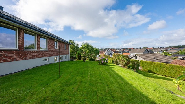 Flott opparbeidet hage med god plass til flere aktiviteter.