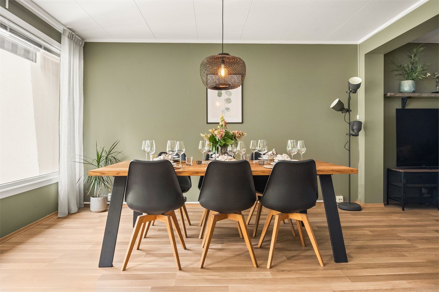 Spisestueavdelingen har god plass til et stort spisebord og ligger fint plassert mot hagen.