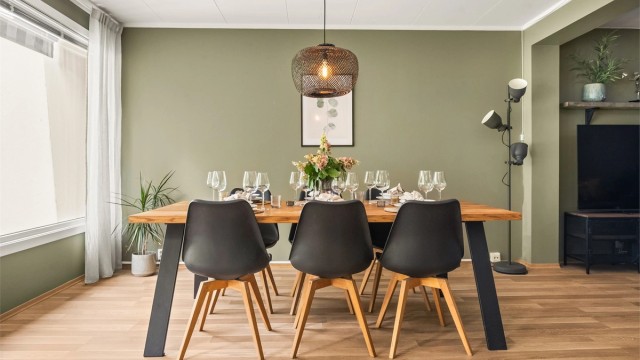 Spisestueavdelingen har god plass til et stort spisebord og ligger fint plassert mot hagen.