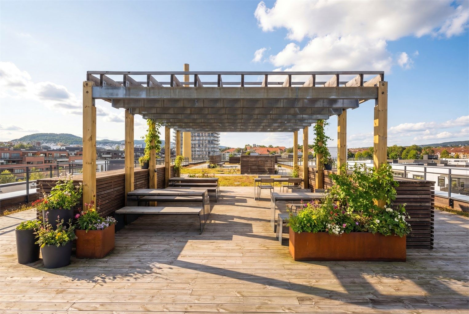 Sameiet har en felles takterrasse, perfekt for sommerkos og sosiale sammenkomster. Flott utsikt over store deler av byen.